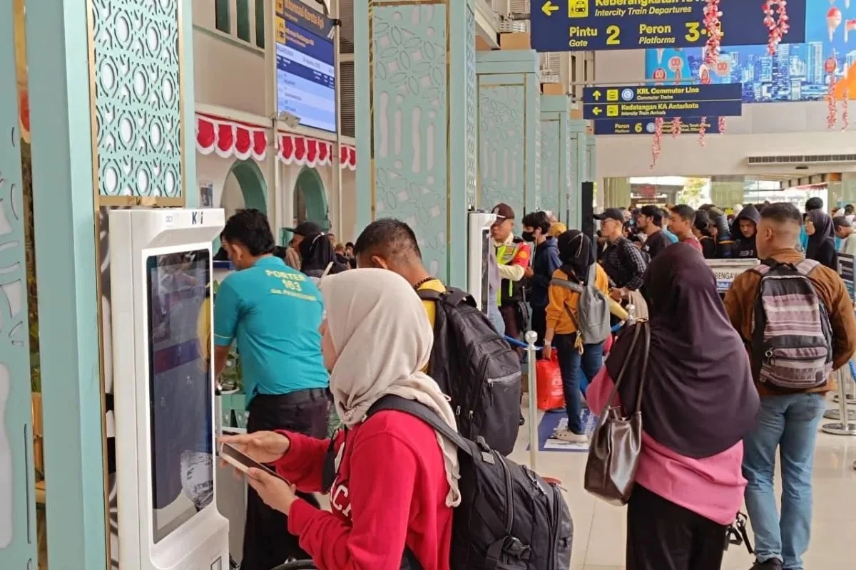 Calon penumpang mencetak tiket kereta api jarak jauh di Stasiun Pasar Senen,