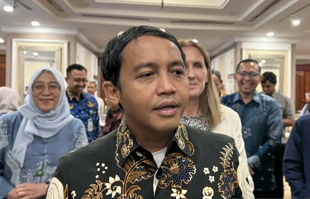 Menguji Integritas di Meja Menteri Kehutanan: Bedah Hukum, Etika, dan Misteri Batas Waktu Laporan Amplop Kuansing