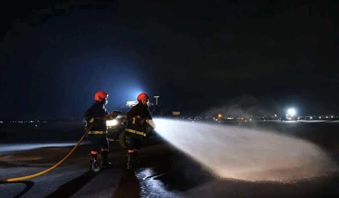 Runway Soetta Dibersihkan dari Abu Anak Krakatau, 624 Penerbangan Tertunda
