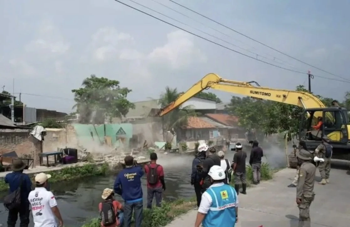 KDM Siapkan Skema Radikal Penertiban Bangunan Sempadan Sungai Jabar, SHM Bisa Dicabut