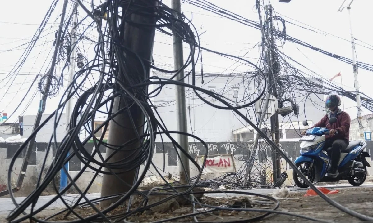 Pramono Teken Perda Penataan Kabel Jakarta, Kabel Semrawut Bakal Masuk Tanah