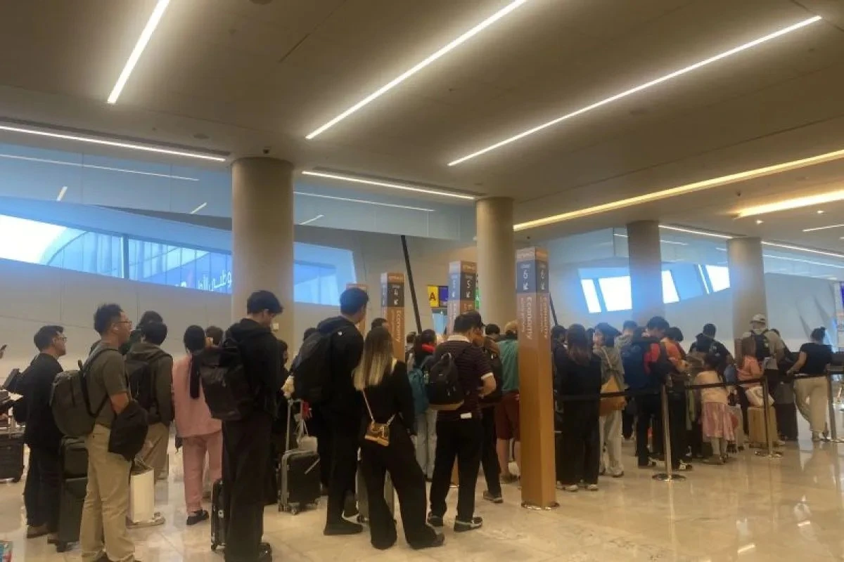 Antrian penumpang pesawat Etihad yang akan terbang ke Singapura di tengah pengetatan aktivitas ruang udara akibat ketegangan geopolitik di kawasan Timur Tengah