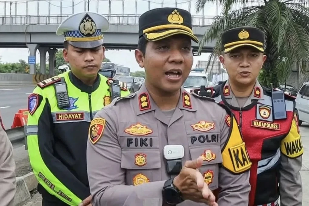 Padat, Polisi Buka-Tutup Rest Area KM 57 Tol Jakarta-Cikampek