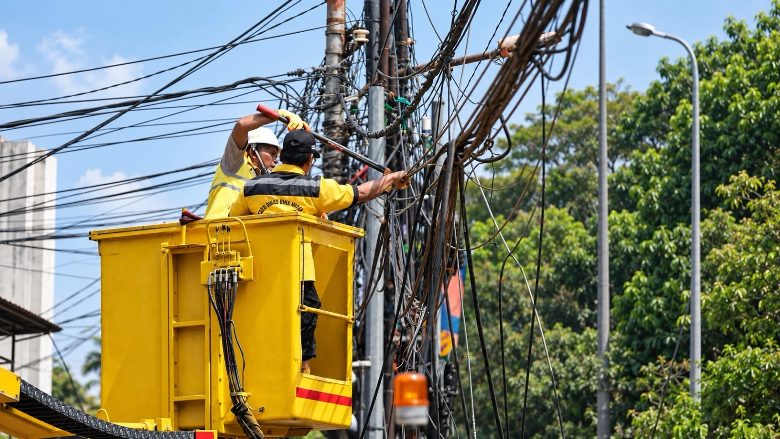 Pramono Targetkan Kabel Udara di Jakarta Masuk Tanah dalam 5 Tahun