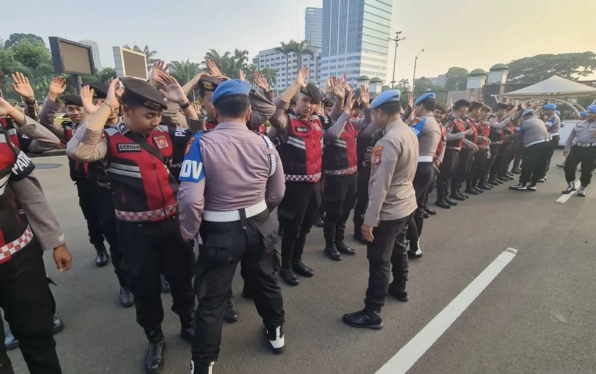 petugas kepolisian