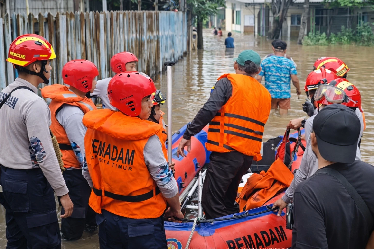 Terjebak Banjir di Cipinang Melayu, Lansia dan Bayi Dievakuasi
