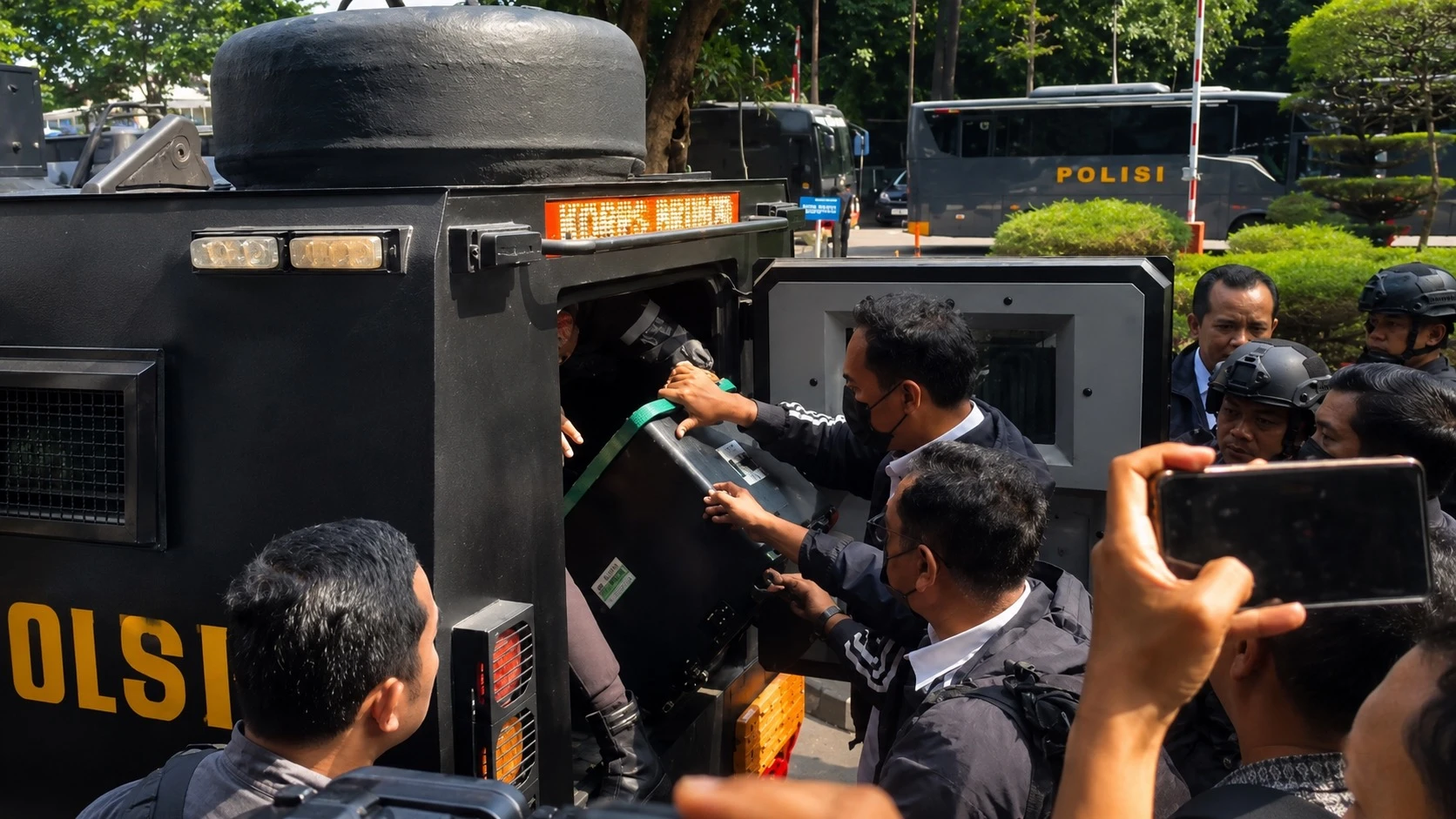 Polisi Sita 74 Kg Emas dan Mata Uang Asing dari Rumah Mewah di Sentul