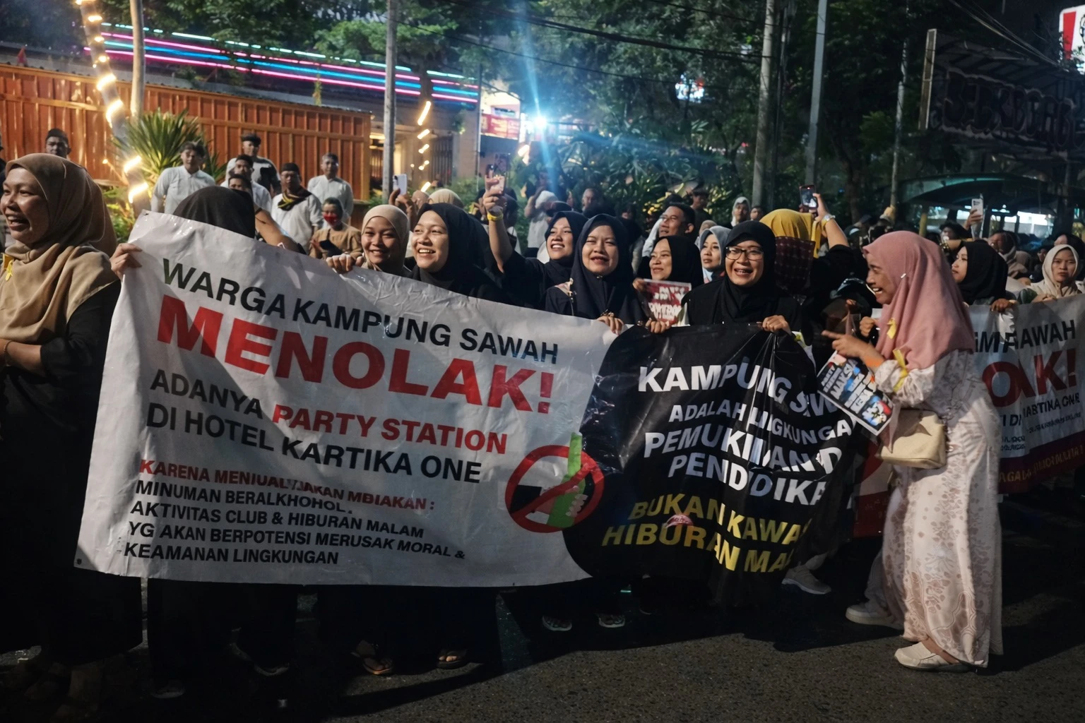 penolakan warga, lenteng agung, party station,