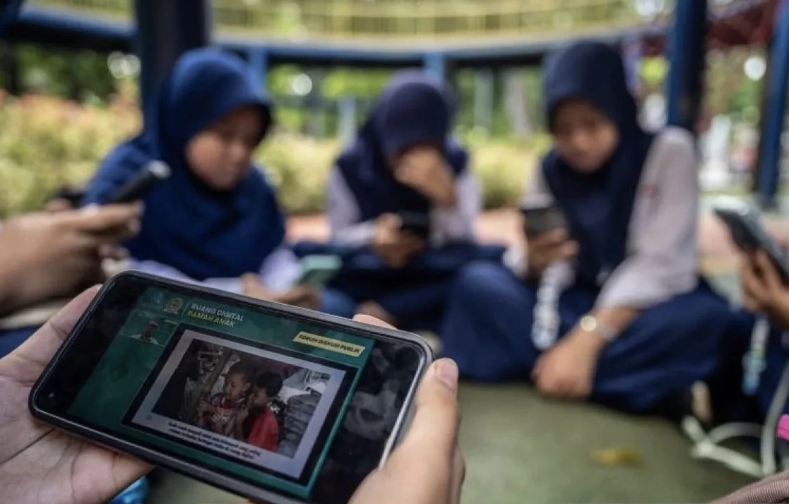 Pelajar memanfaatkan akses internet publik (JakWiFi)