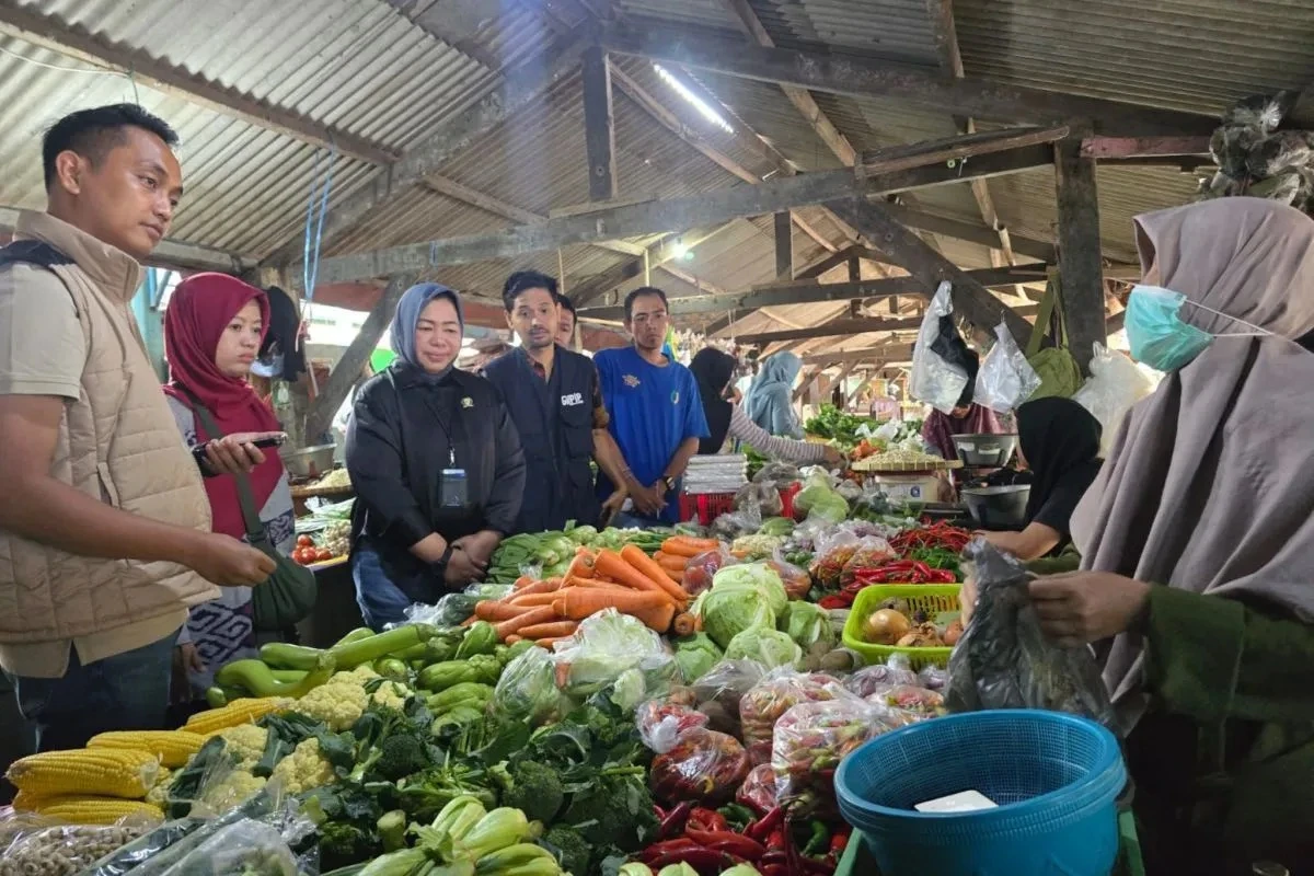 Tim Bapanas RI saat melakukan sidak harga sembako di pasar Tradisional