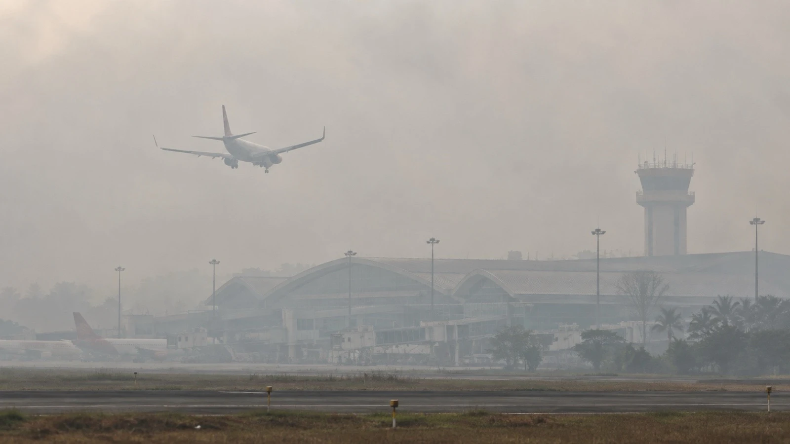 Asap Karhutla Tekan Jarak Pandang Bandara Supadio Jadi Hanya 600 Meter