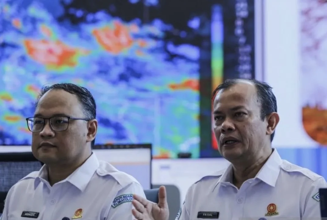 Kepala Badan Meteorologi, Klimatologi, dan Geofisika (BMKG) Teuku Faisal Fathani (kanan)