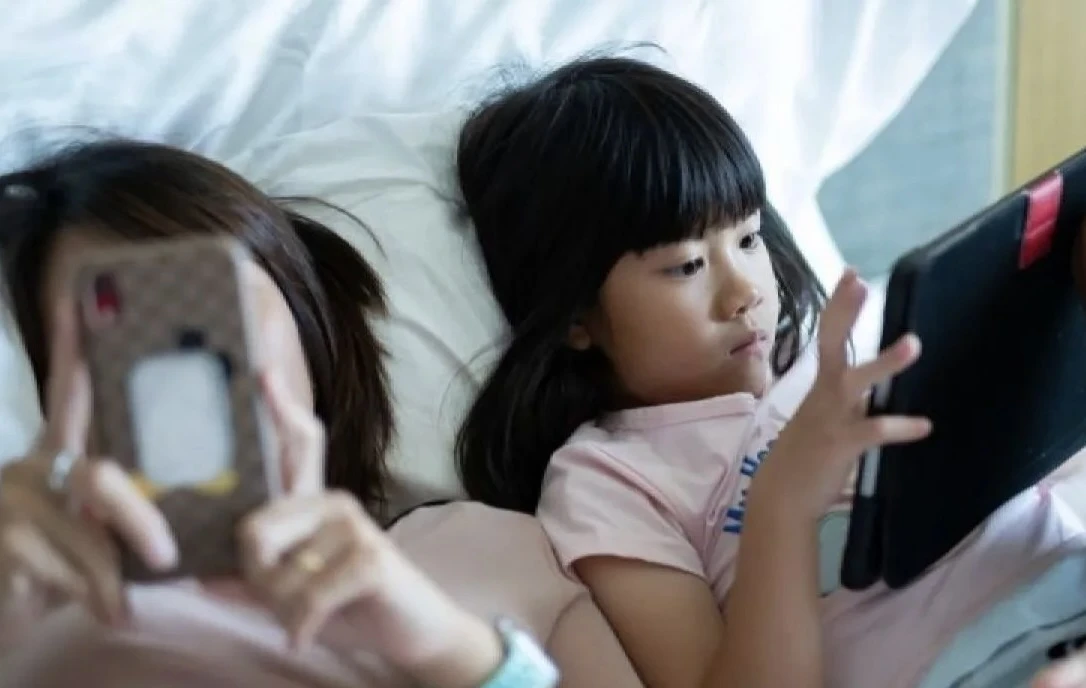 Anak kecanduan tablet dan ponsel pintar.