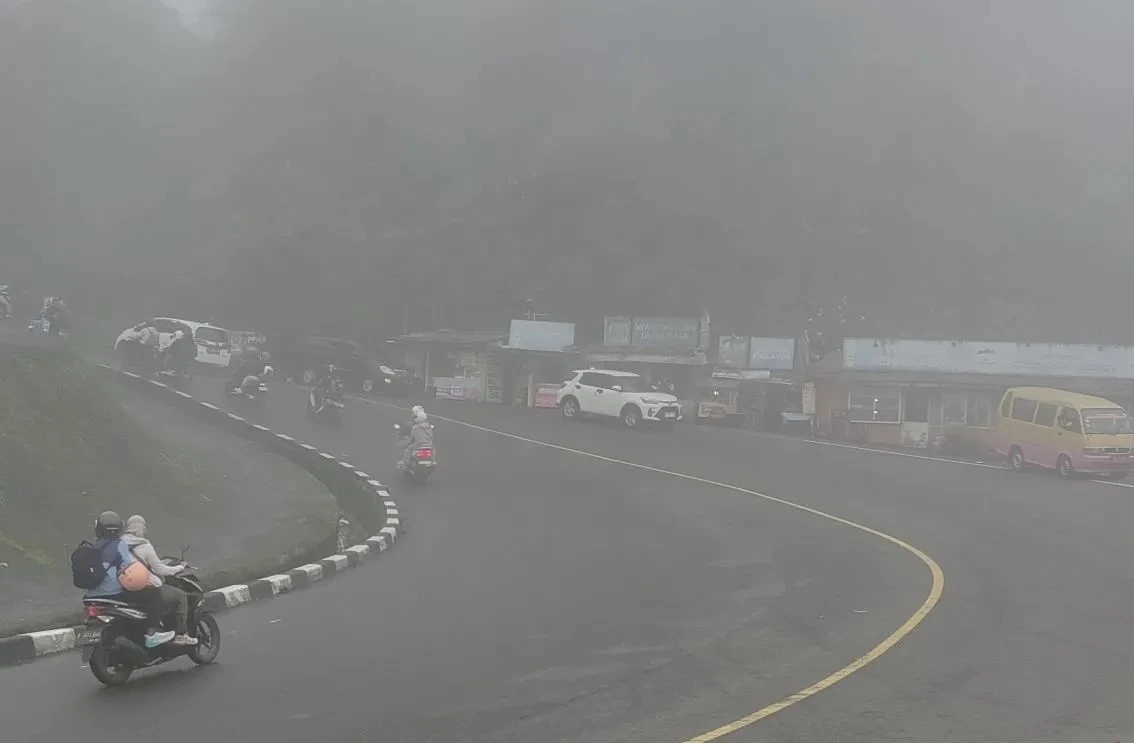 Polisi Ingatkan Pengendara Berhati-hati terhadap Kabut Tebal di Jalur Puncak-Cianjur