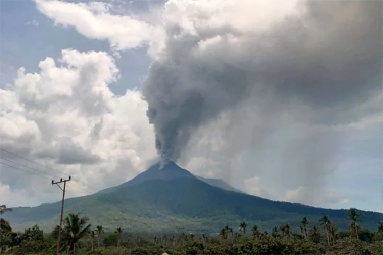 Gunung Lewotobi Laki-laki Erupsi Lagi, Kolom Abu Capai 1 Km; Status Tetap Siaga