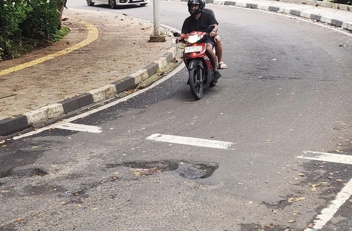 Jalan Rusak Bikin Celaka, Siapa yang Bertanggung Jawab Secara Hukum?