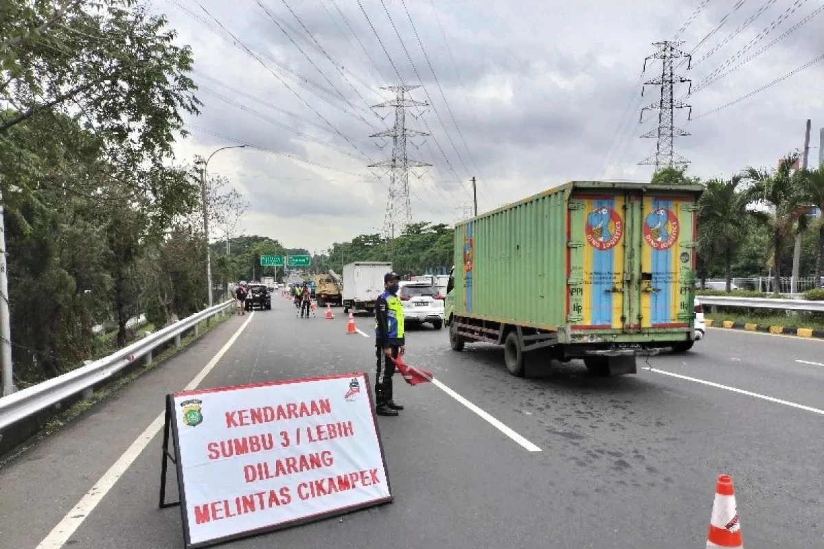 Larangan truk sumbu tiga beroperasi