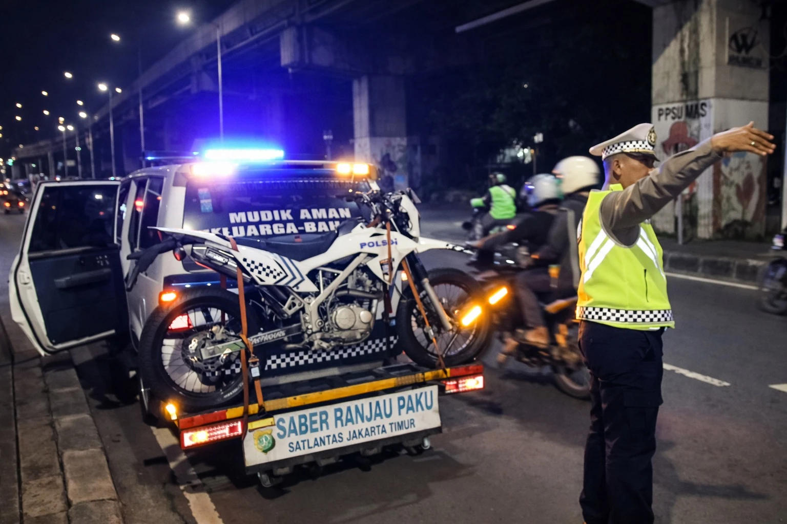 Polisi Bersihkan Ranjau Paku di Jalur Mudik Jaktim