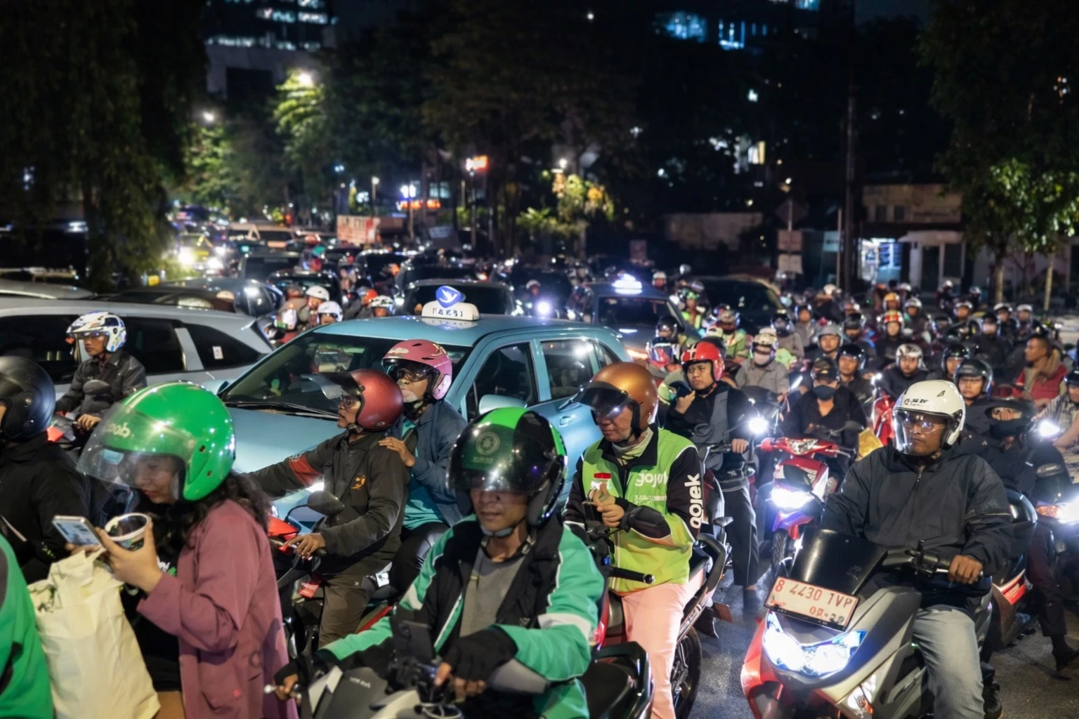 H-5 Lebaran, Jalan Raya Kalimalang Mulai Dipadati Pemudik Bersepeda Motor