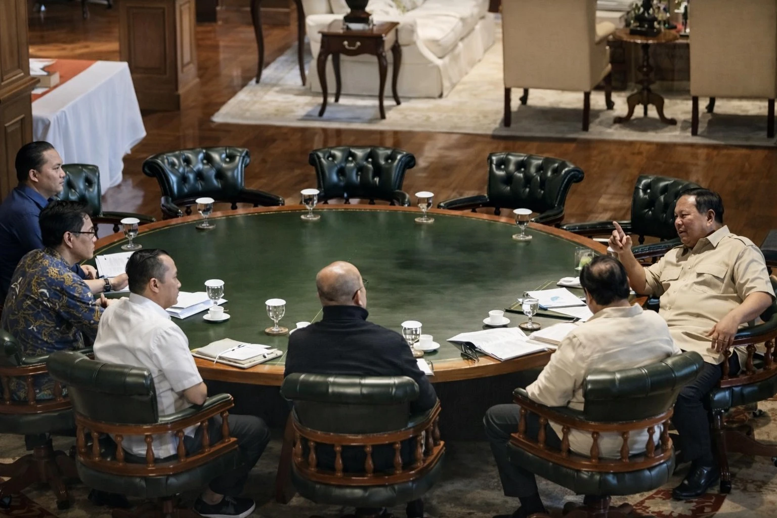 Prabowo dan Menteri-Menteri Ekonomi Susun Strategi Perundingan Ekonomi RI-AS di Hambalang