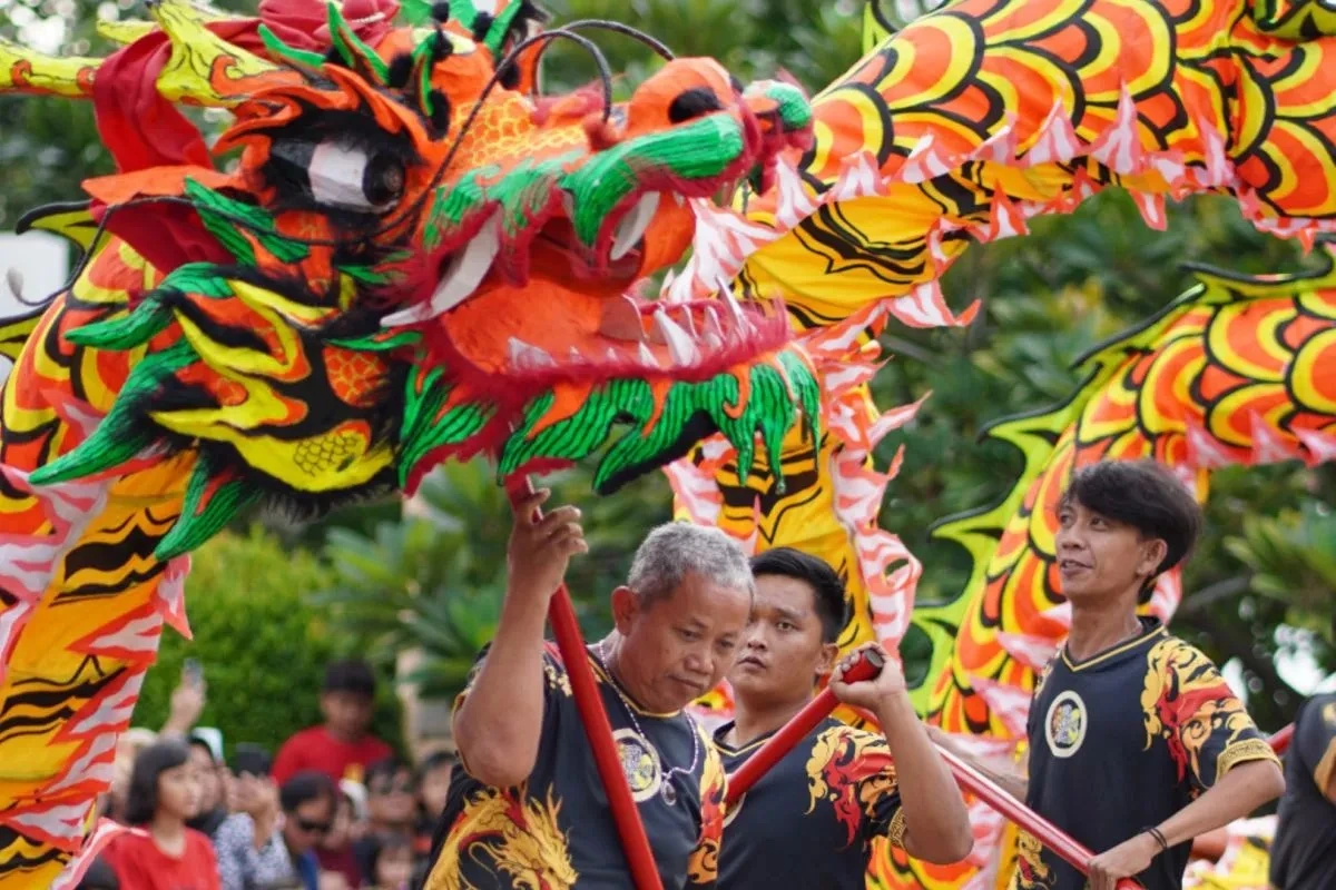 Parade barongsai di kawasan Ancol