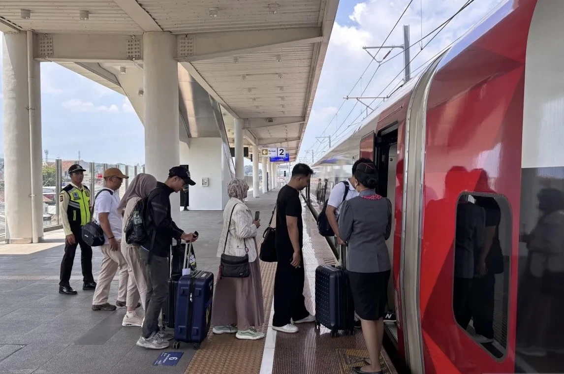 Penumpang memasuki kereta cepat Whoosh di Stasiun Padalarang, Kabupaten Bandung