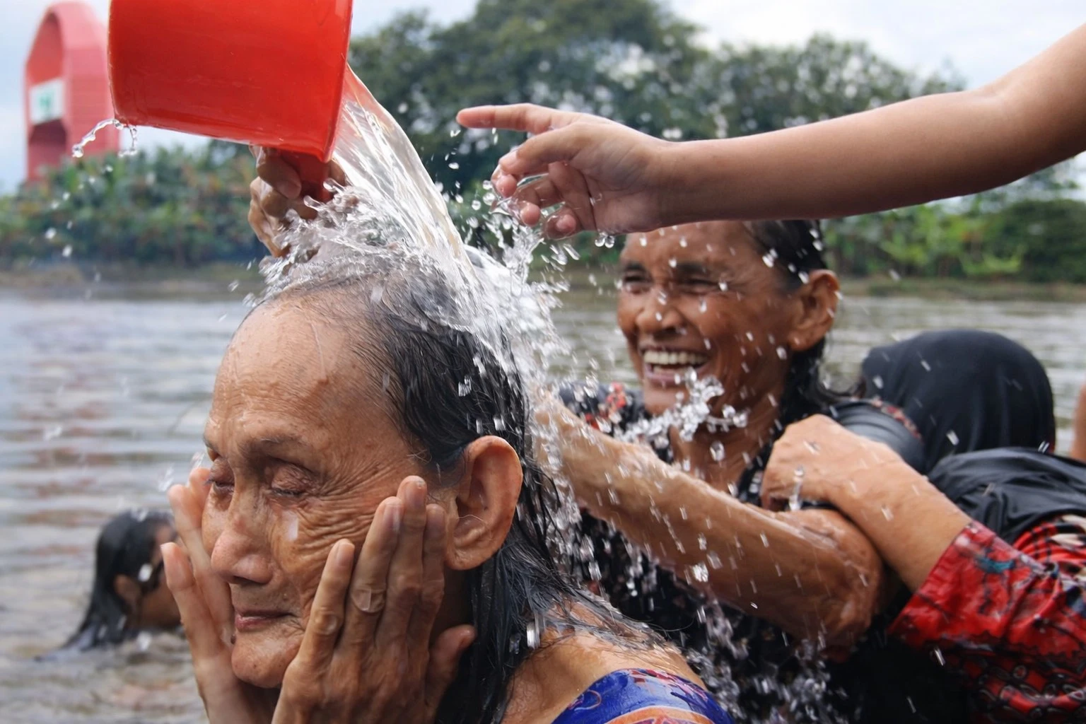 Sambut Ramadan, Warga Tangerang Keramas Bareng di Sungai Cisadane