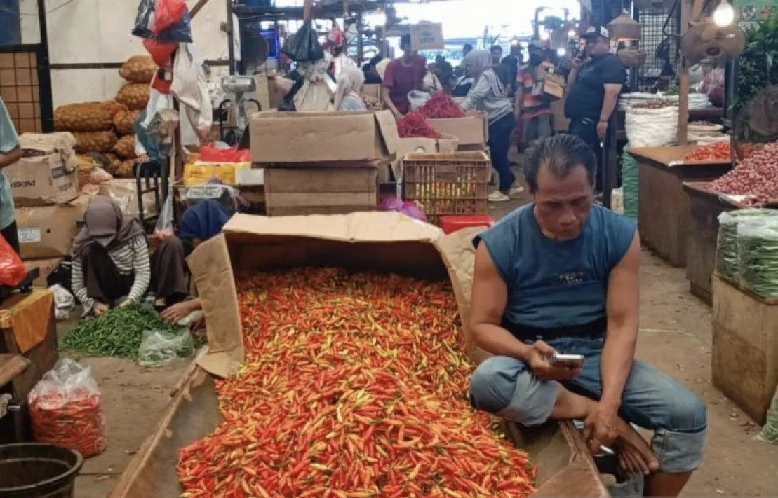 Sempat Melonjak Jelang Ramadan, Harga Cabai di Pasar Induk Kramat Jati Mulai Melandai