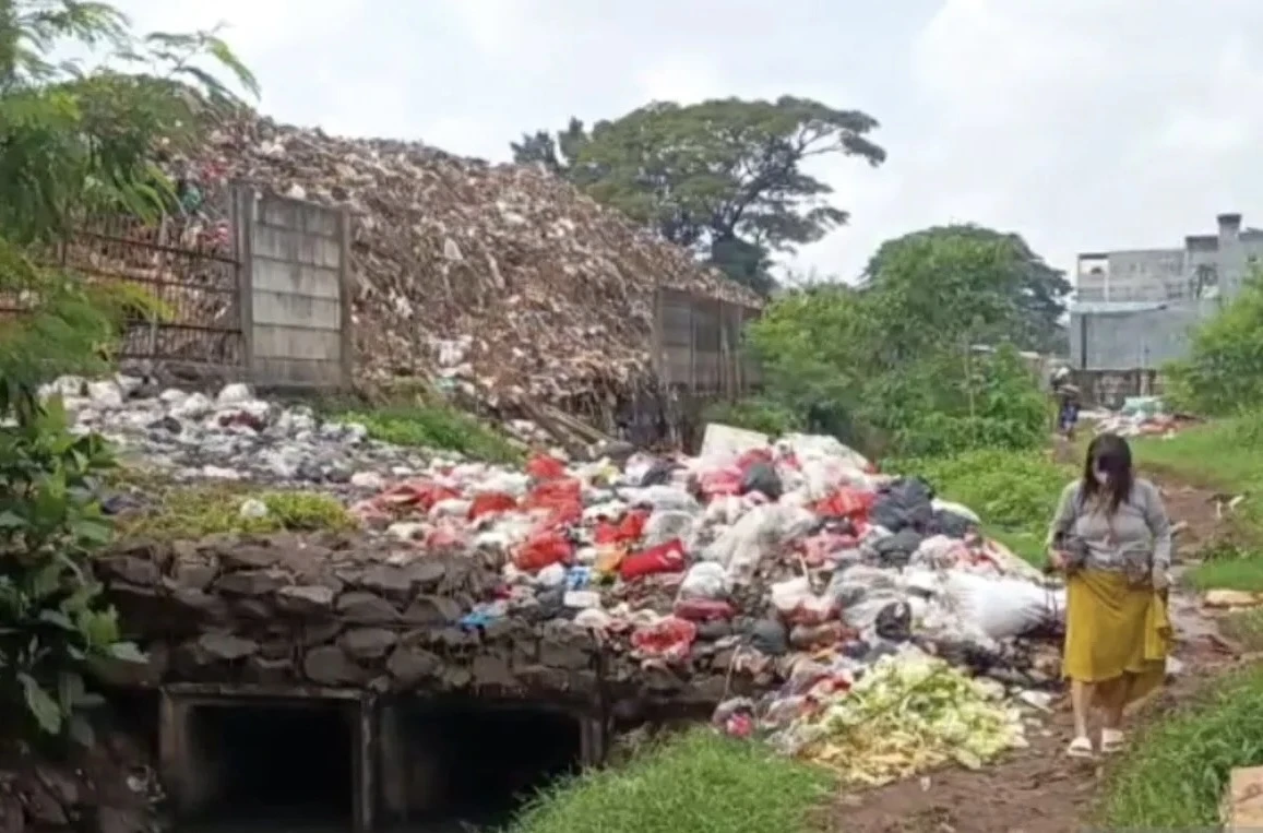 Tembok Pembatas Roboh, Gunungan Sampah Pasar Induk Kramat Jati Meluber ke Kali