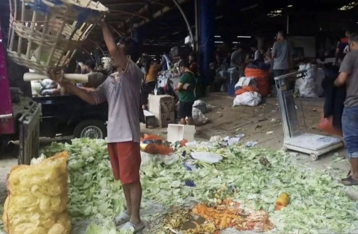 Imbas Sampah Menggunung, Omzet Pedagang Pasar Induk Kramat Jati Turun 30%