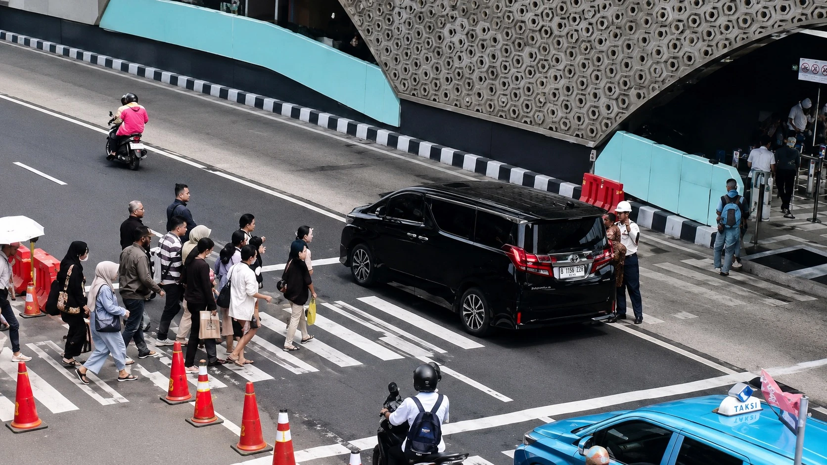 alphard penerobos lampu merah