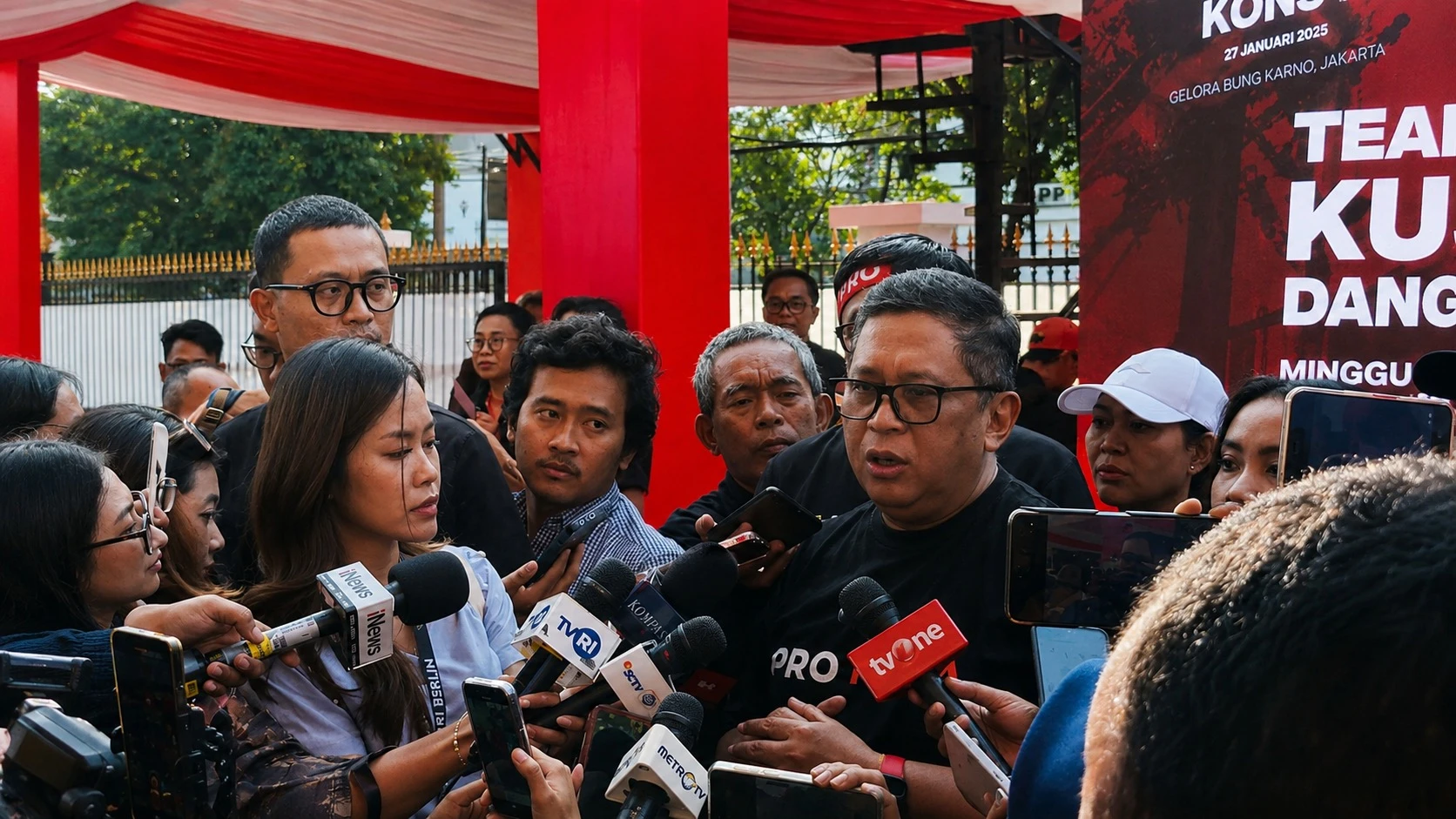 Sekretaris Jenderal PDIP Hasto Kristiyanto (tengah kanan)