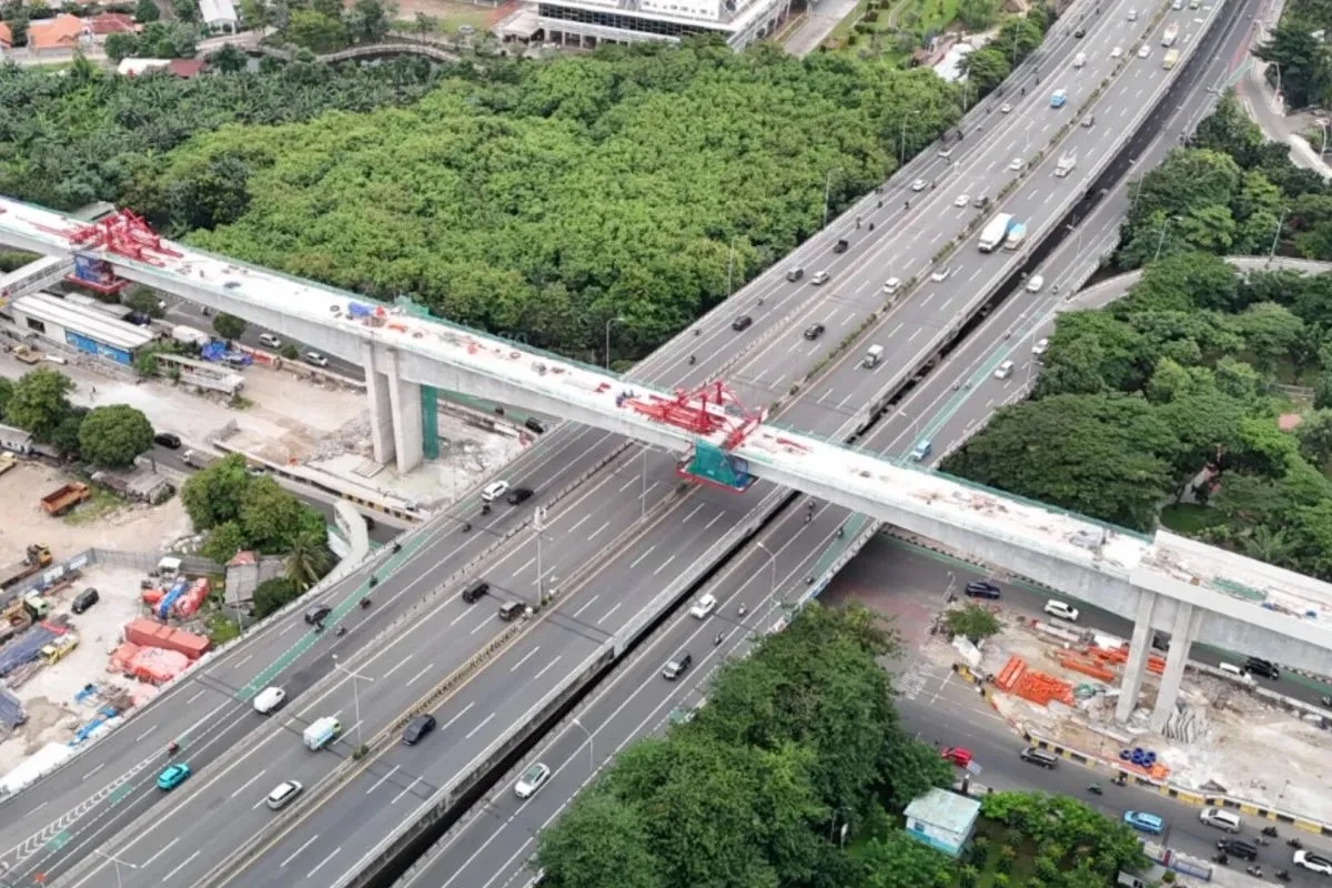 Perlintasan LRT Jakarta di Atas Tol Wiyoto Wiyono Telah Tersambung