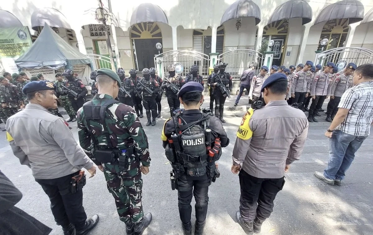 Sejumlah personel gabungan TNI dan Polri berjaga di kawasan Jalan Tambak, Jakarta Pusat,
