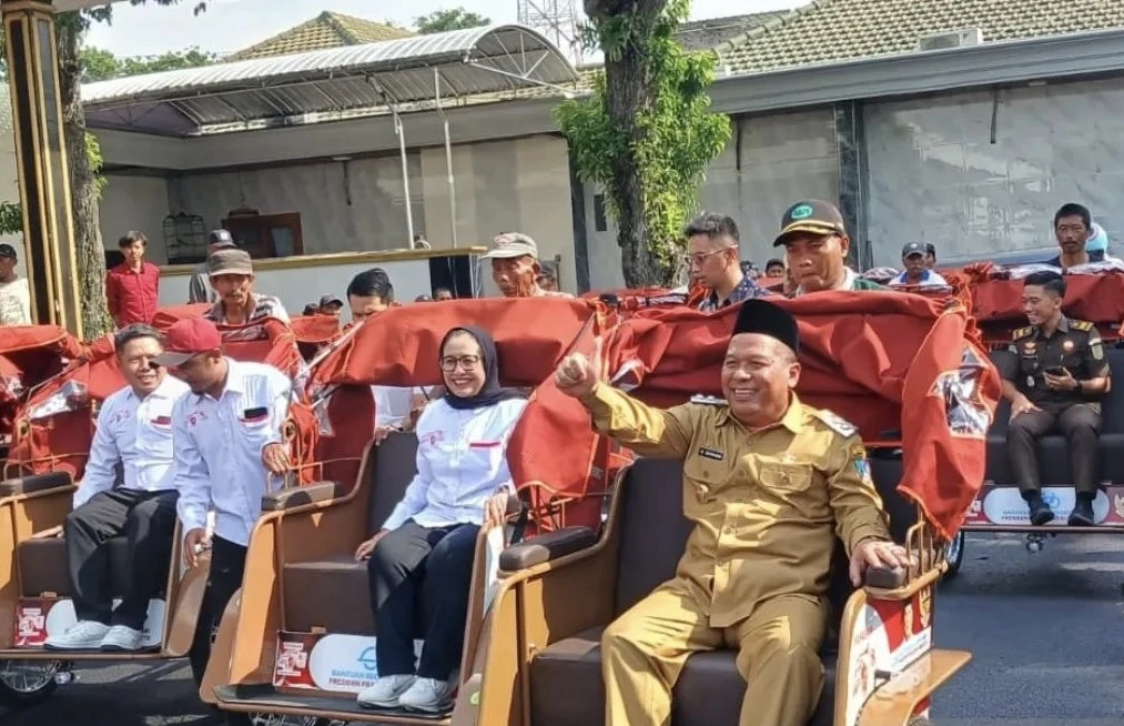 Prabowo Bagikan 100 Becak Listrik di Jombang