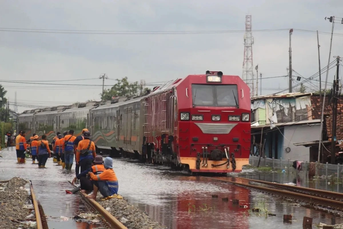 KAI Masih Berjibaku Pulihkan Operasional Perjalanan KA Terimbas Banjir