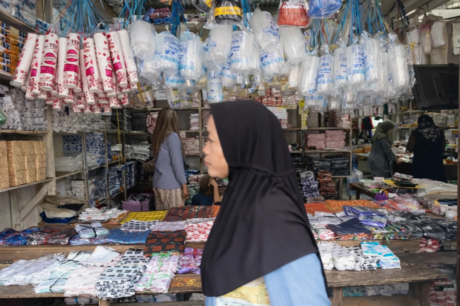 Harga Plastik Naik, UMKM Tertekan hingga Omzet Turun 50%