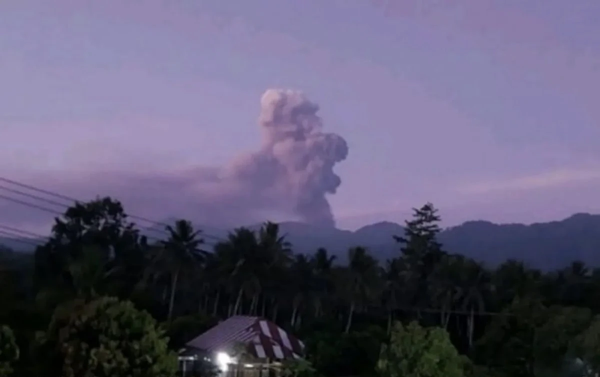 Gunung Dukono Meletus, Abu Vulkanik Berhembus Hingga 1,4 Kilometer