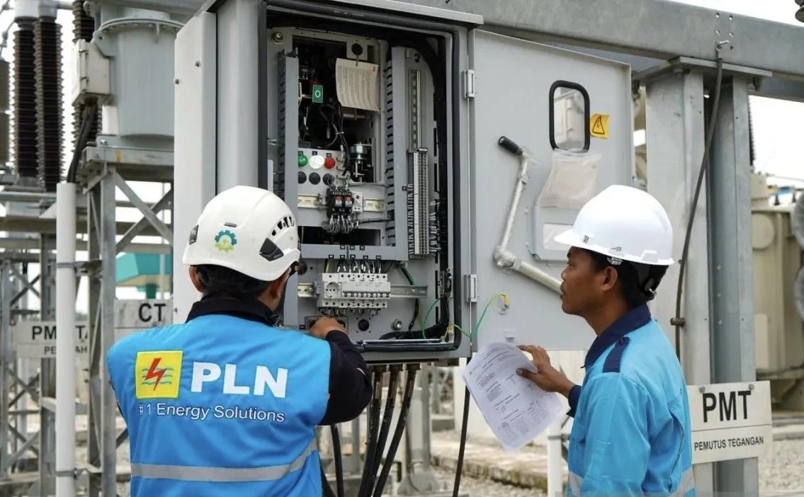 Petugas PLN, gardu listrik,