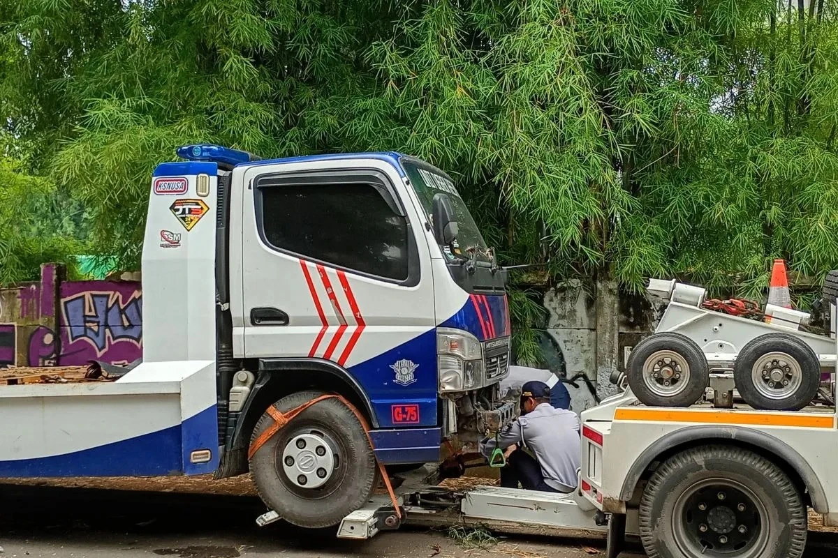 Parkir Liar di Bahu Jalan, Mobil Towing Polisi Diderek Sudinhub