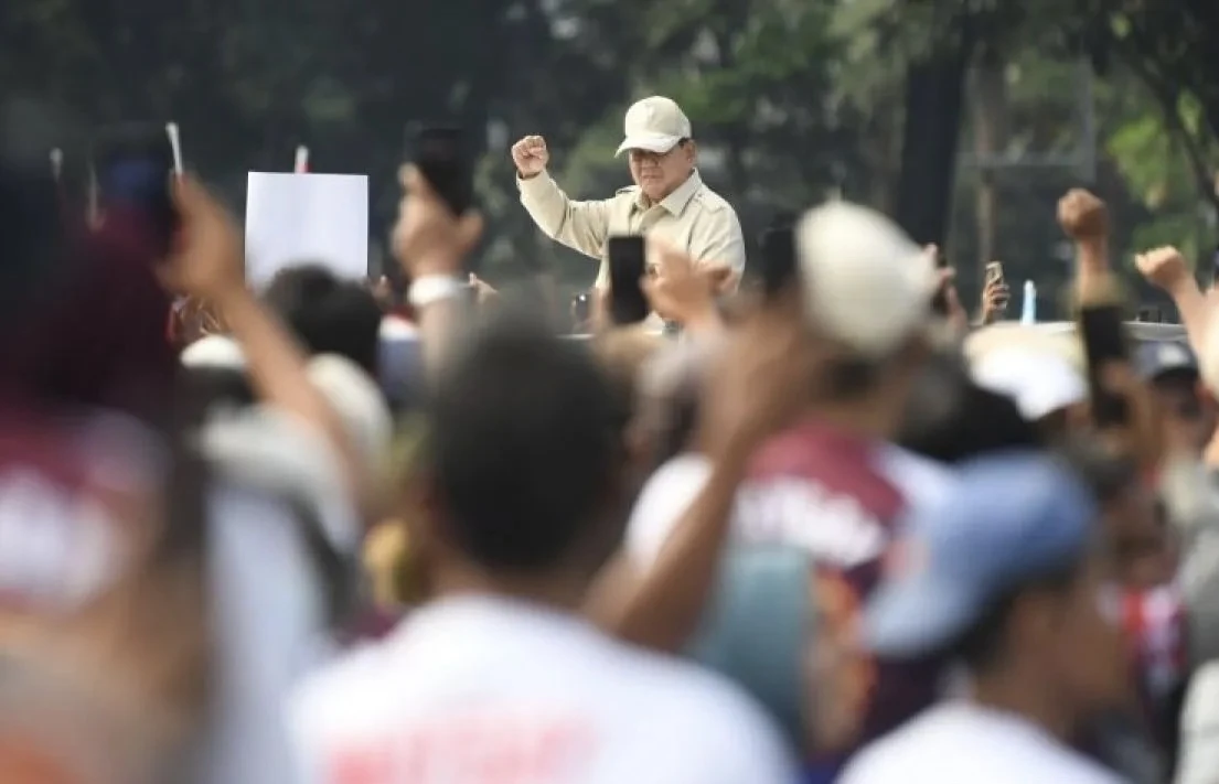 Presiden Prabowo Subianto menyapa massa buruh dari mobil kepresidenan saat menuju lokasi peringatan Hari Buruh Internasional atau May Day 2026