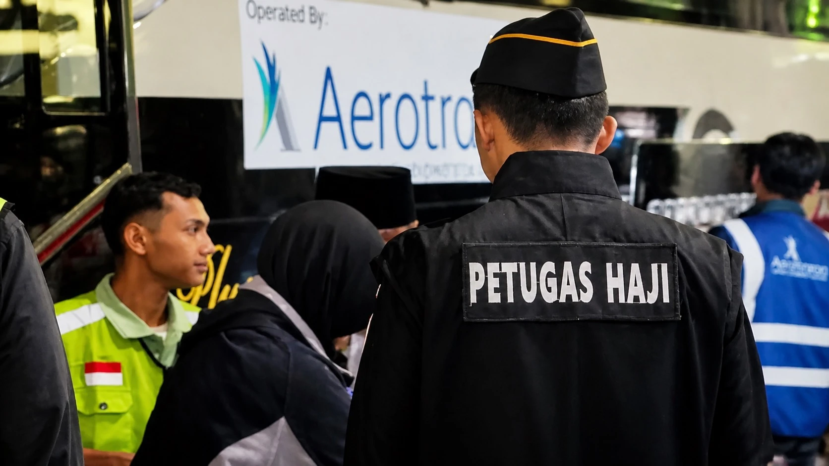 Petugas dari Imigrasi Bandara Soetta