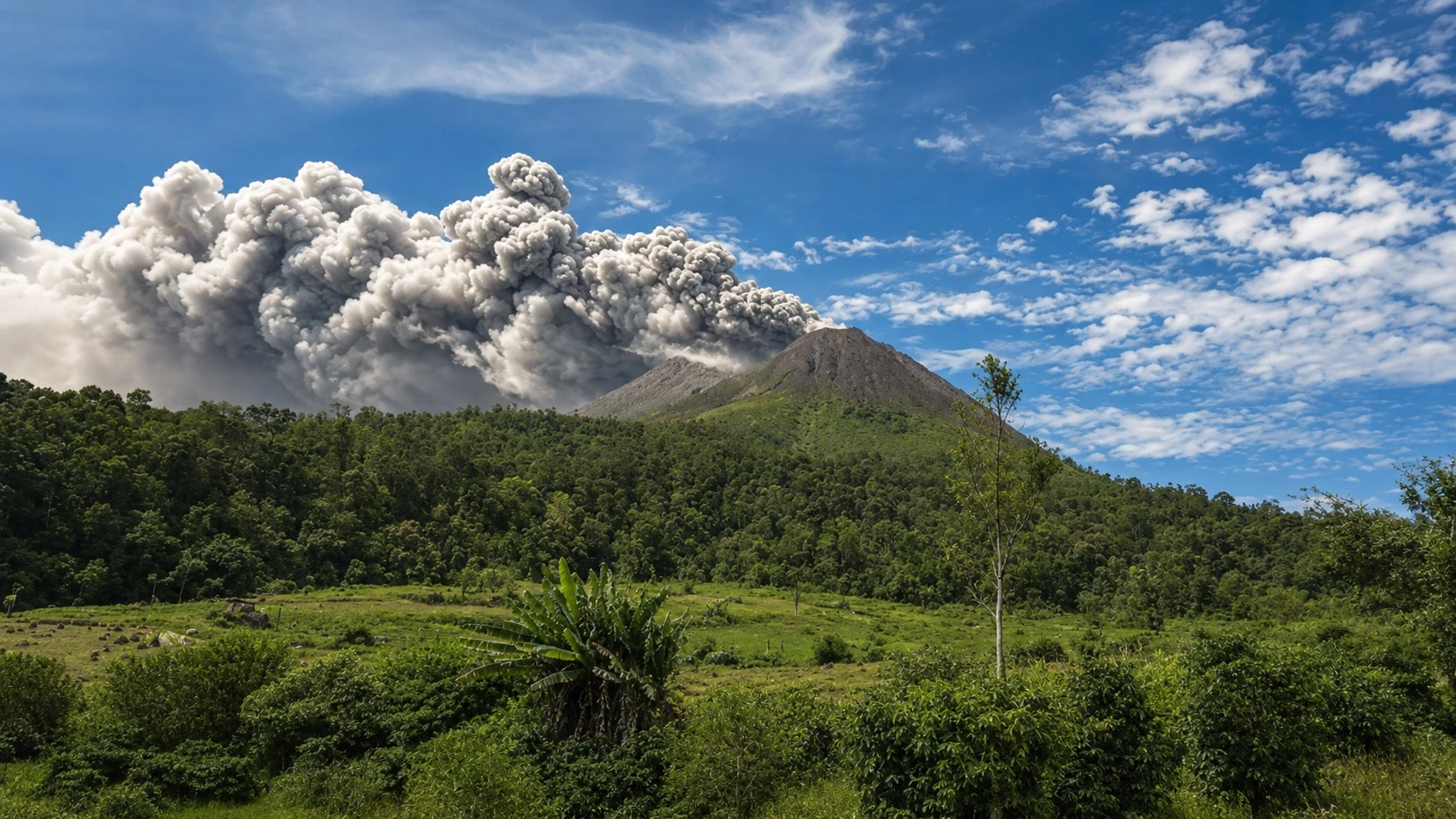Gunung Sinabung Naik Siaga Usai Erupsi 3,5 Km, Letusan Lebih Besar Diwaspadai