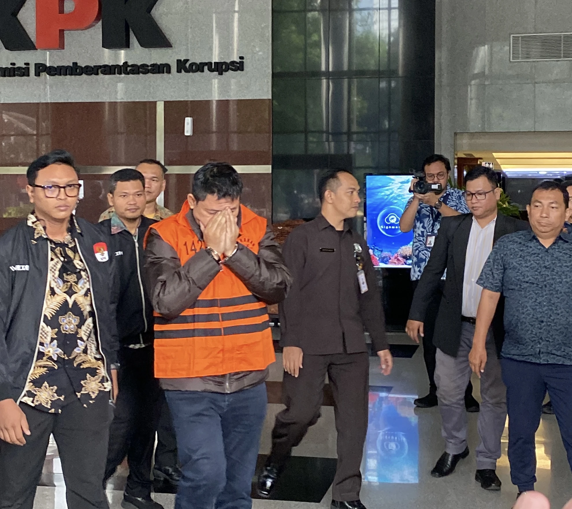 Pejabat Bea Cukai Pakai Dana Suap ke Brisbane dan iPhone Istri