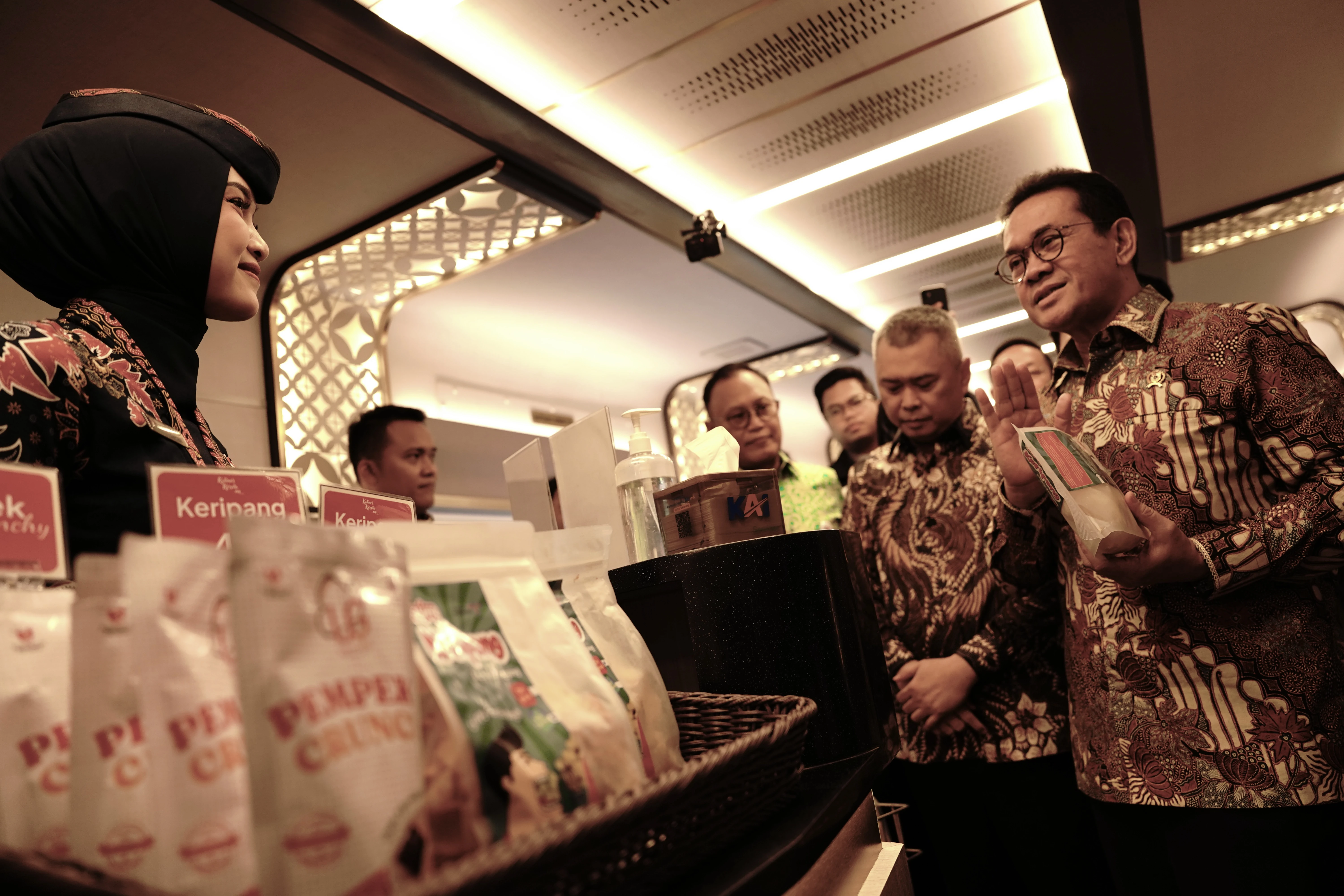 Mendag Gandeng KAI, Produk UMKM Resmi Dijual di Gerbong Kereta