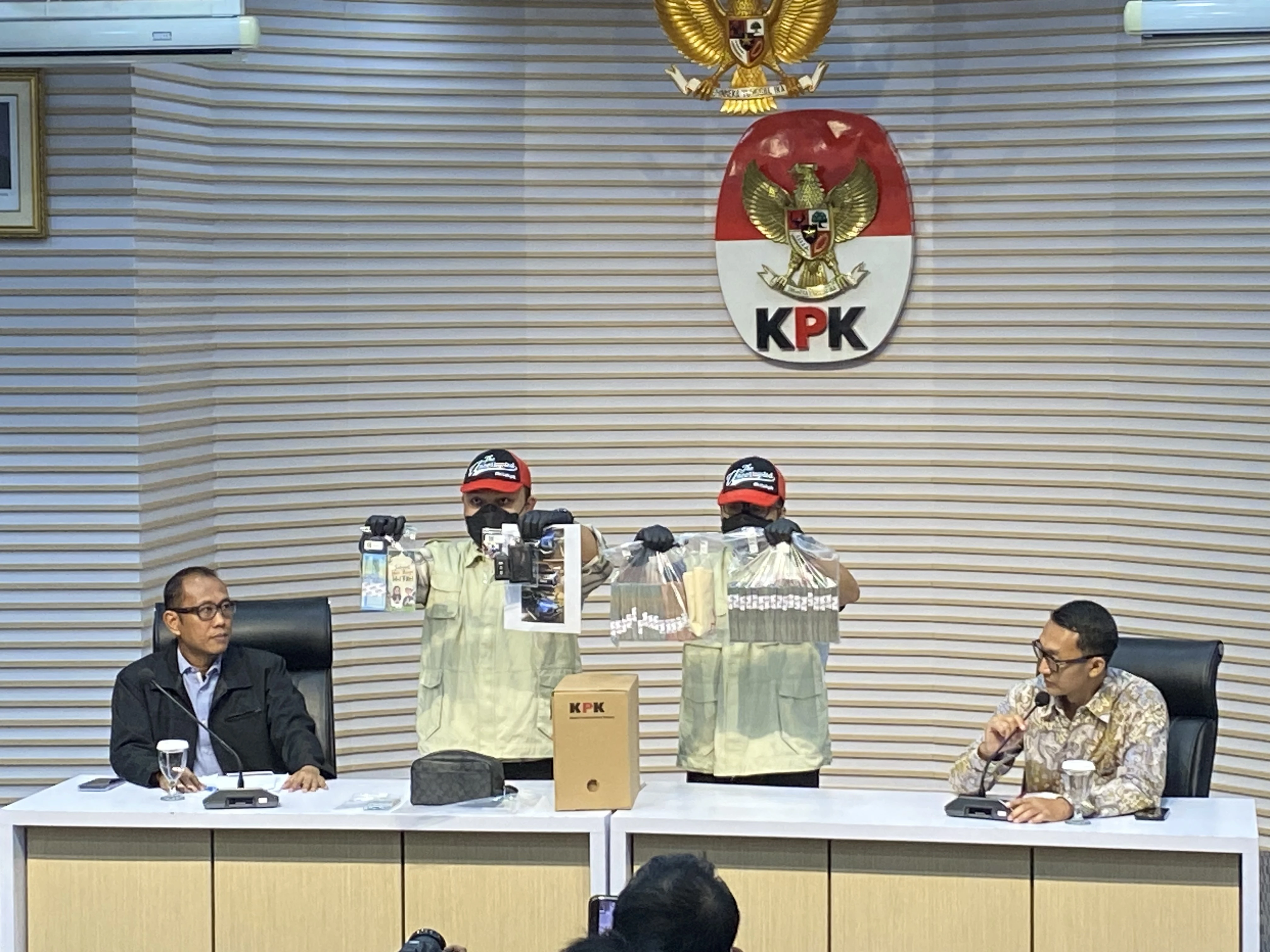 KPK Sita Uang Rp200 Juta dan Mobil SUV dalam Korupsi BPK Muara Enim