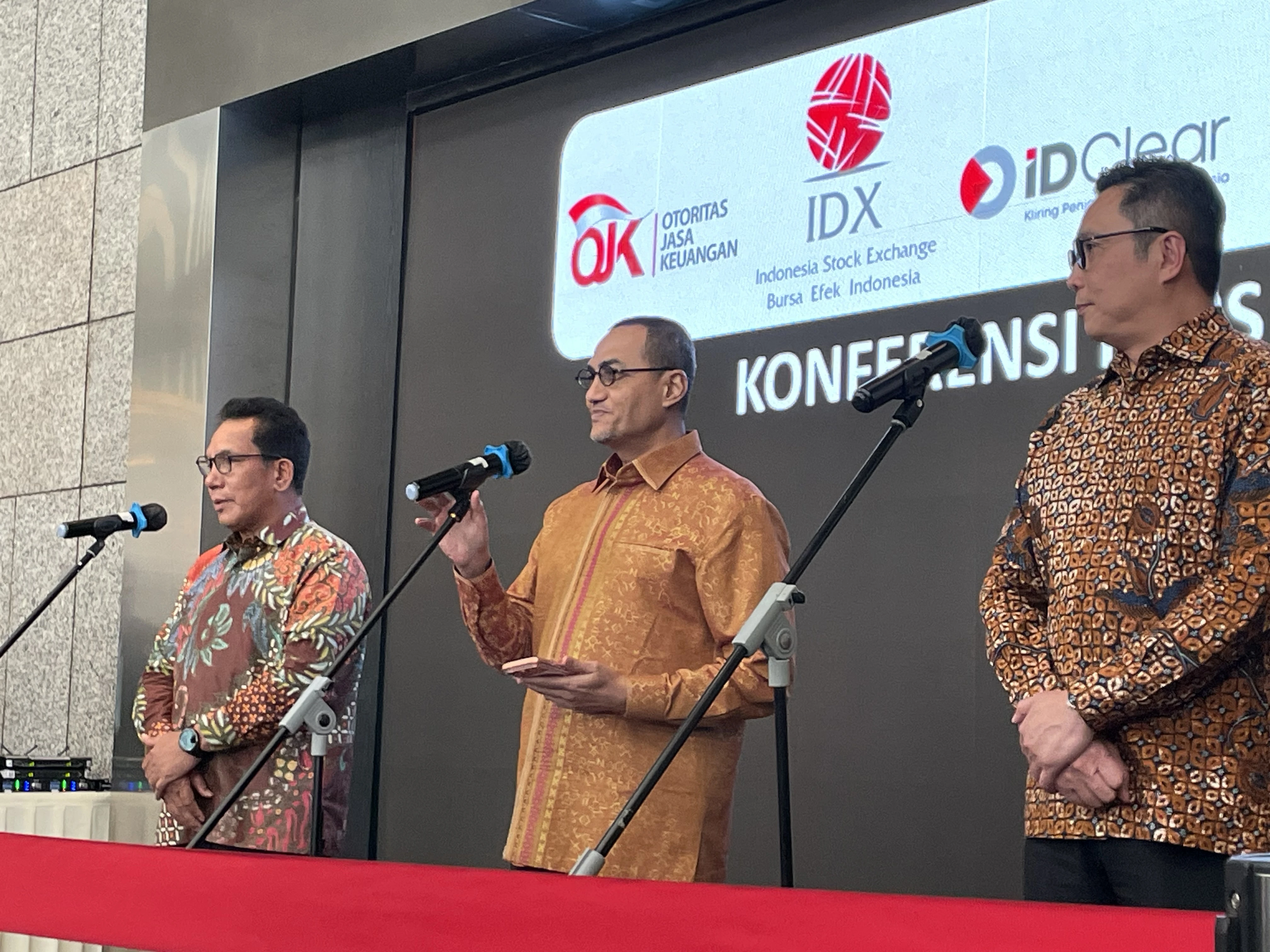 IHSG Tertekan, OJK Klaim Pasar Modal RI Tetap Solid di Tengah Gejolak Global