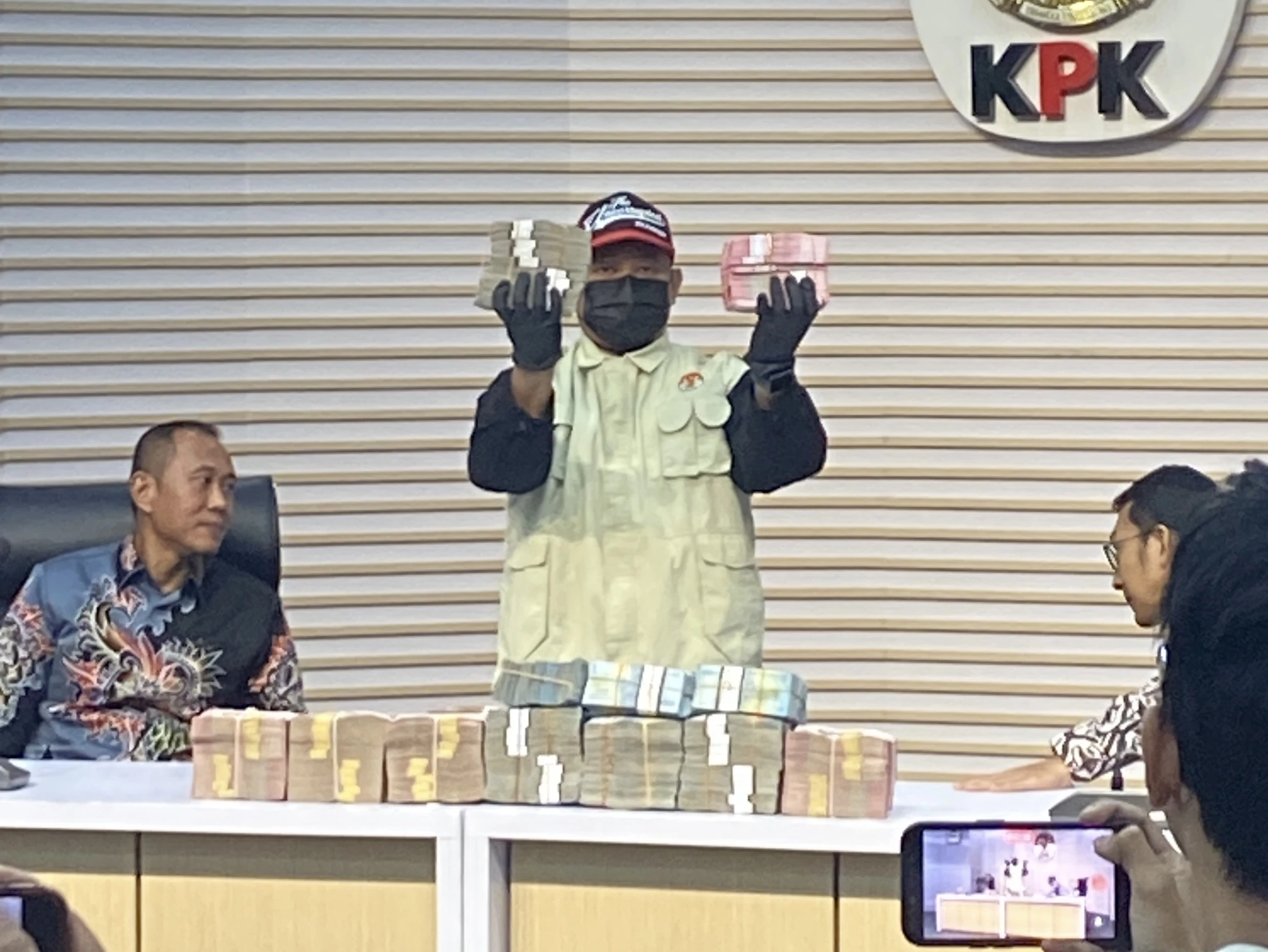 OTT Lombok Barat, KPK Sita Rp9,06 Miliar: Uang Tunai, Alphard, Hingga Sertifikat Tanah