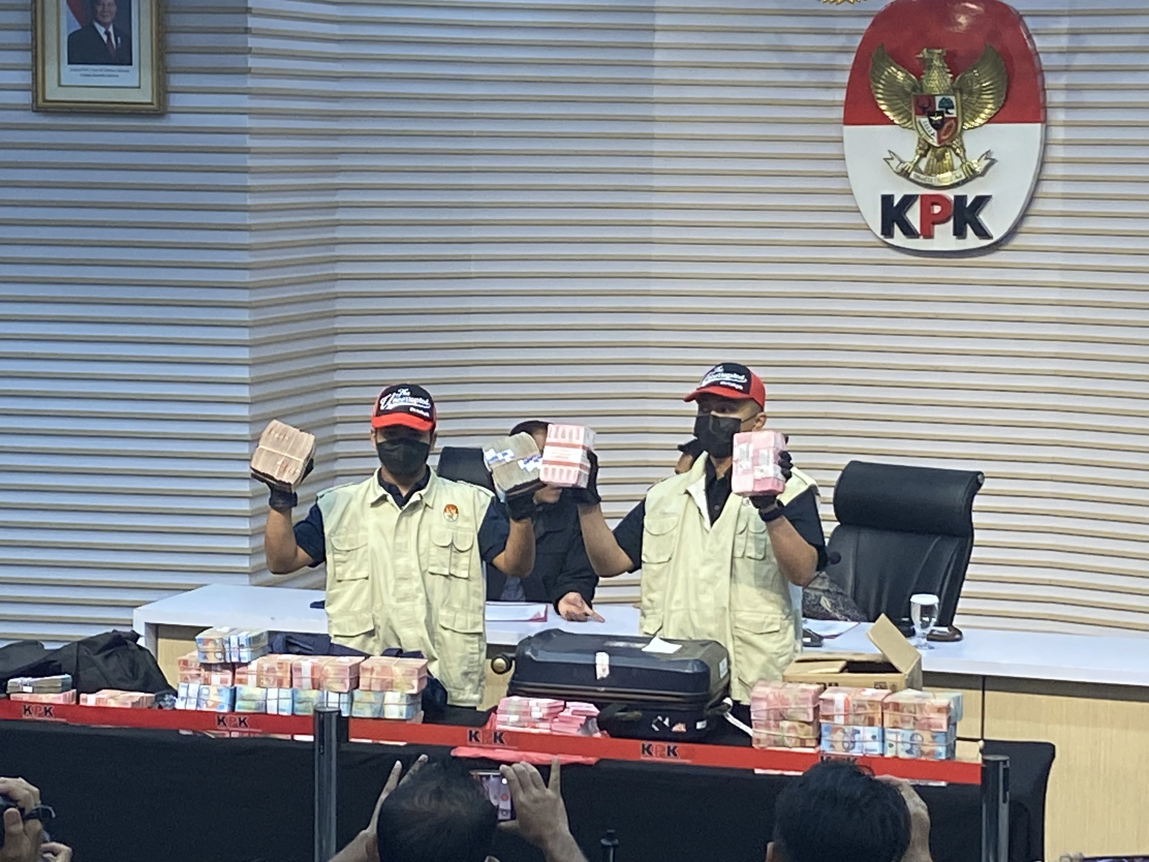 KPK Sita Rp2,7 Miliar dalam OTT Pemalang: Ada di Koper Bupati hingga Rumah Perantara