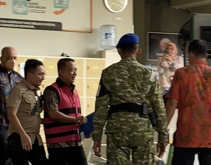 Gunakan Rompi Pink, Febrie Jalani Pemeriksaan ke Kejagung